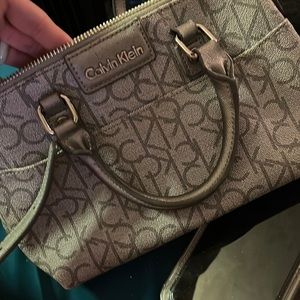 A CalvinKlein Purse W a Removable Shoulder Strap